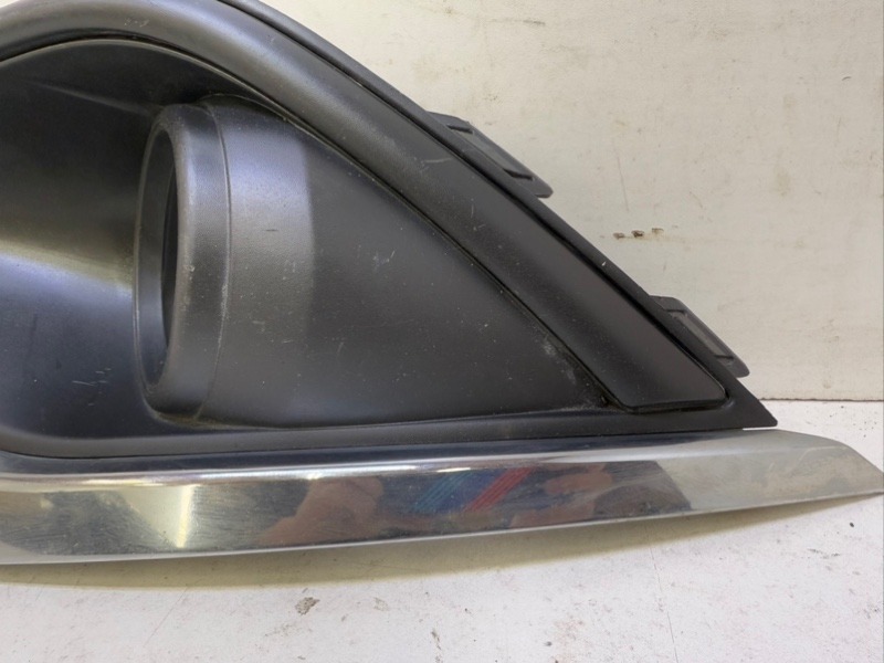 Рамка противотуманной фары левой