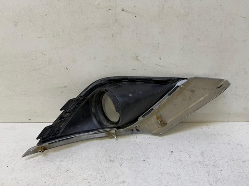 Рамка противотуманной фары левой