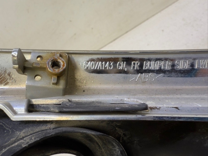 Рамка противотуманной фары левой