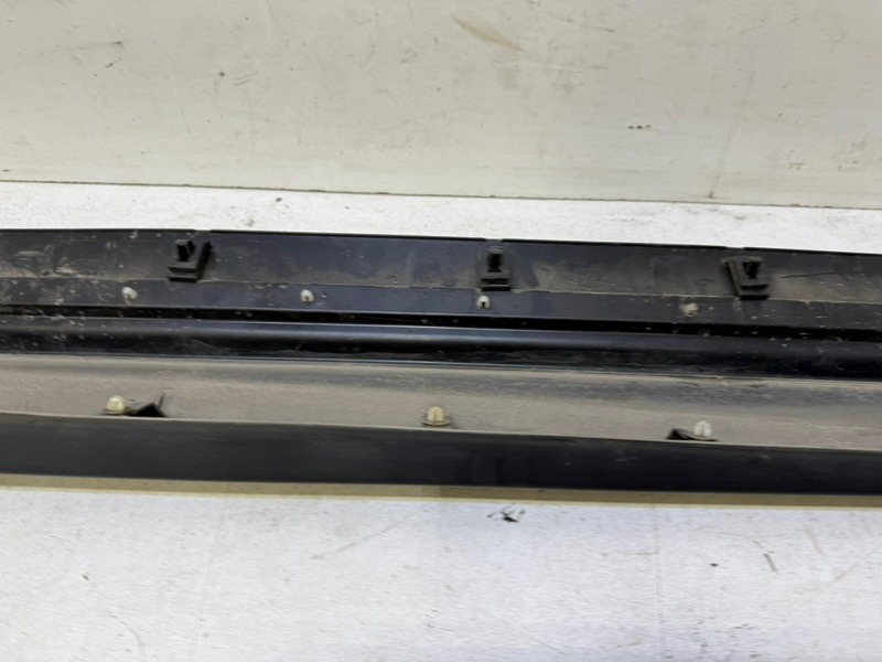 Накладка двери передней правой