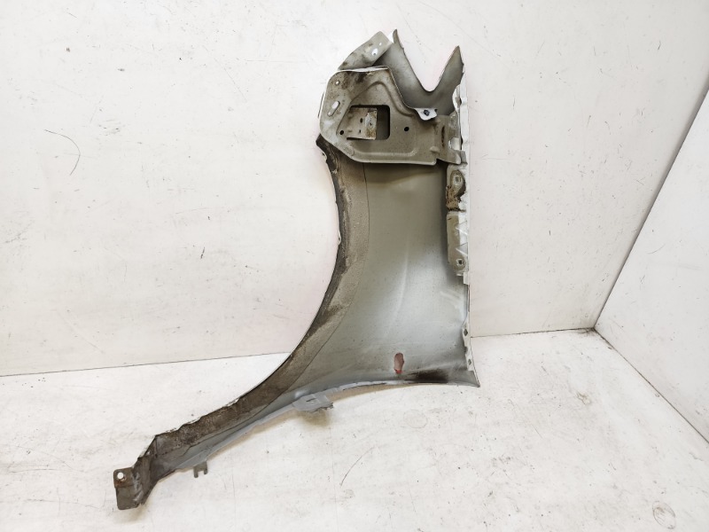 Крыло переднее правое