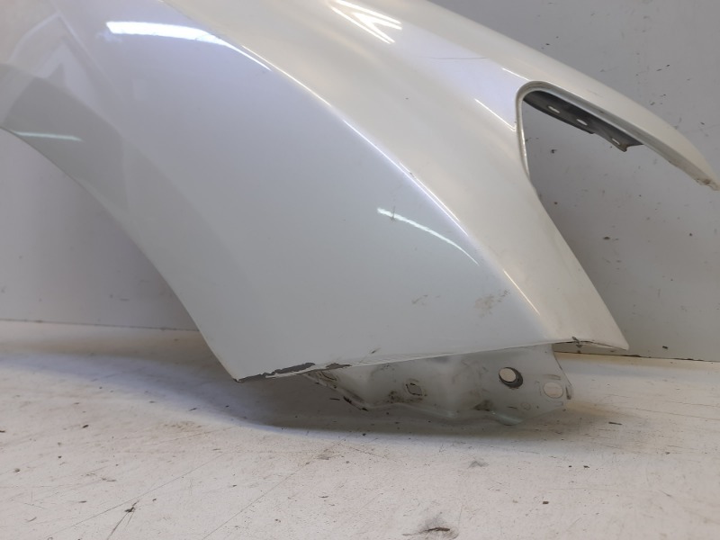 Крыло переднее правое
