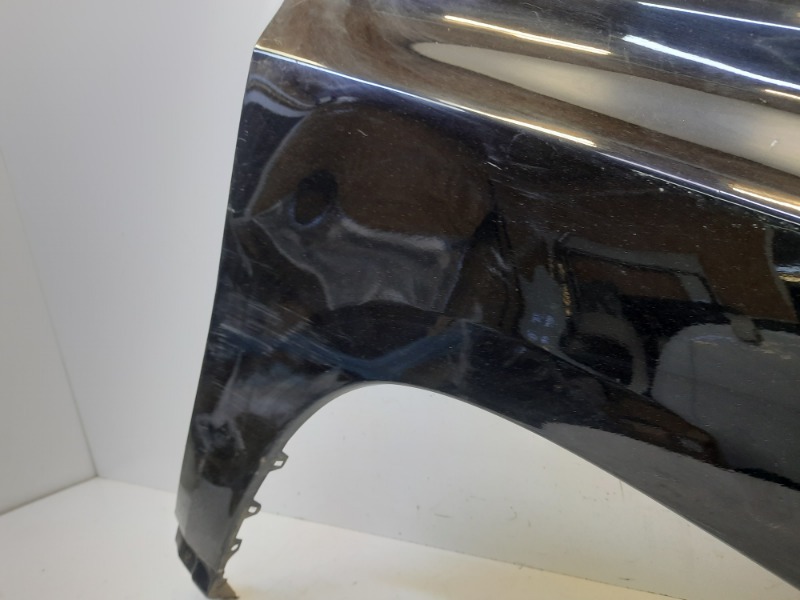 Крыло переднее правое