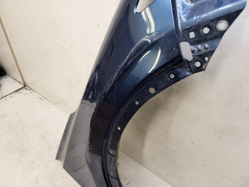 Крыло переднее правое