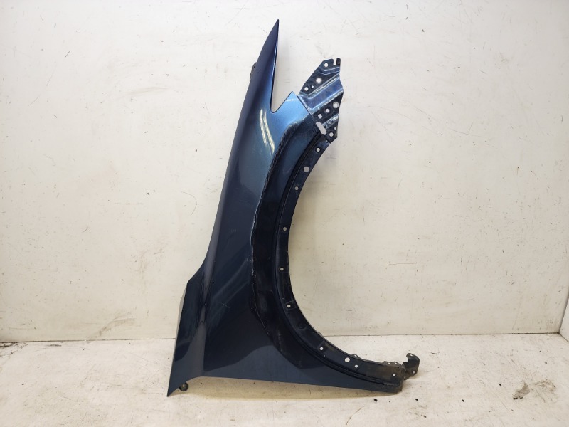 Крыло переднее правое