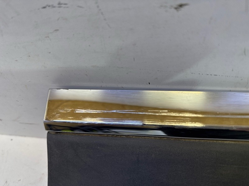 Накладка двери передней правой