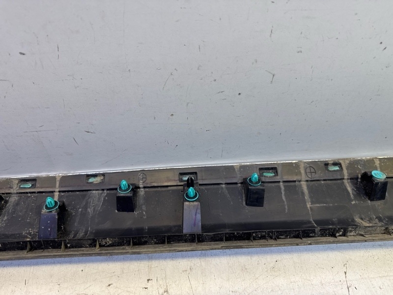 Накладка двери передней правой