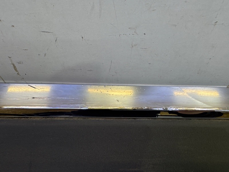 Накладка двери передней правой