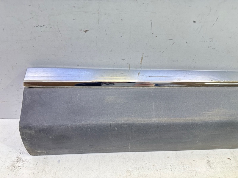 Накладка двери передней правой