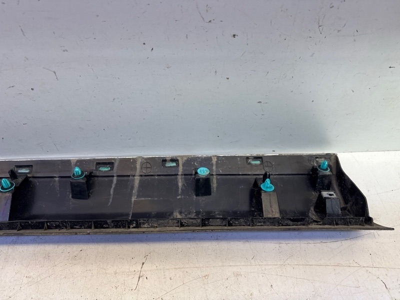 Накладка двери передней правой