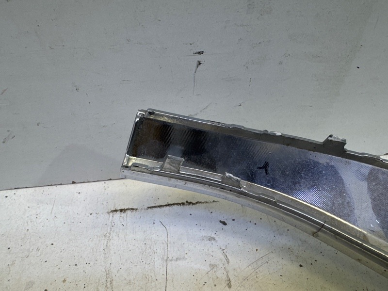 Молдинг переднего бампера правый