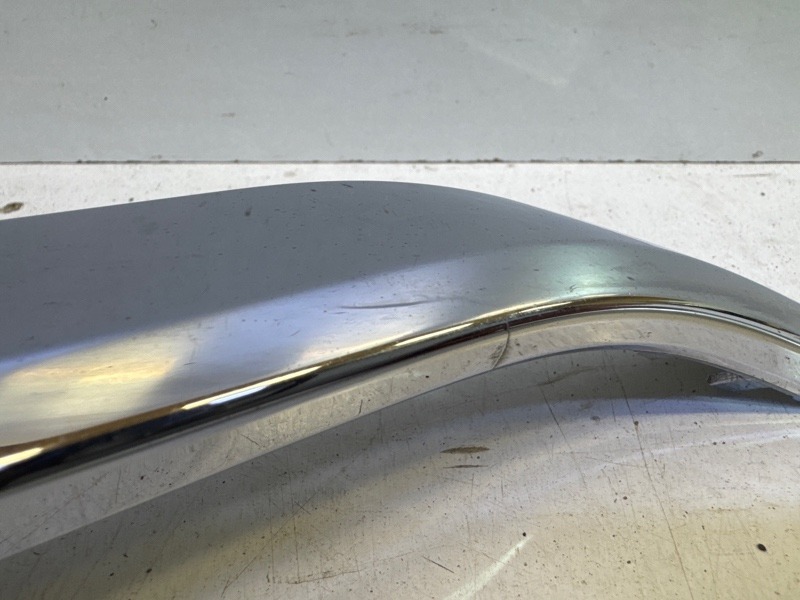 Молдинг переднего бампера правый