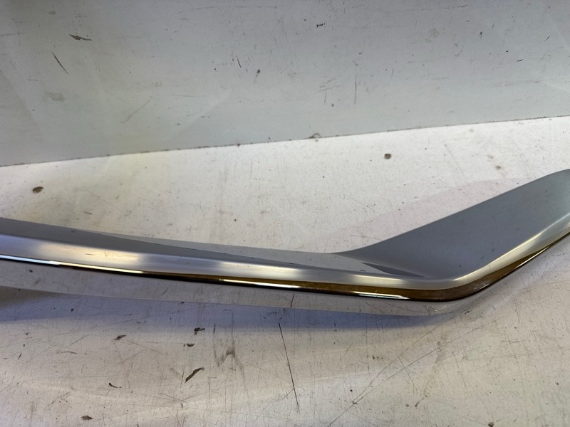 Молдинг переднего бампера правый