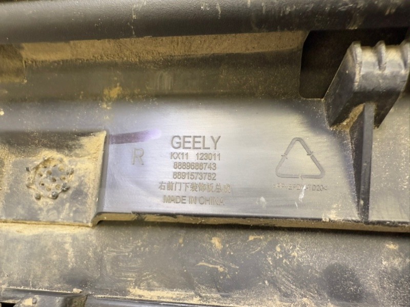 Накладка двери передней правой