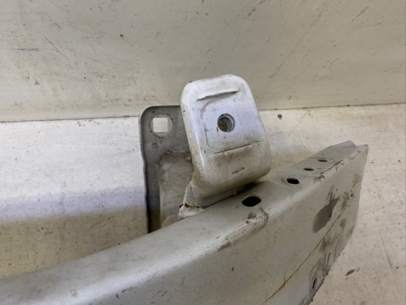 Усилитель переднего бампера