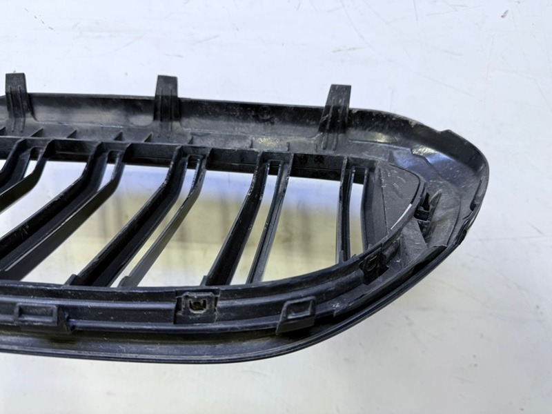 Решетка радиатора правая