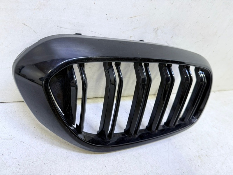 Решетка радиатора правая