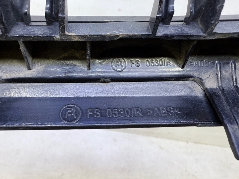 Решетка радиатора правая