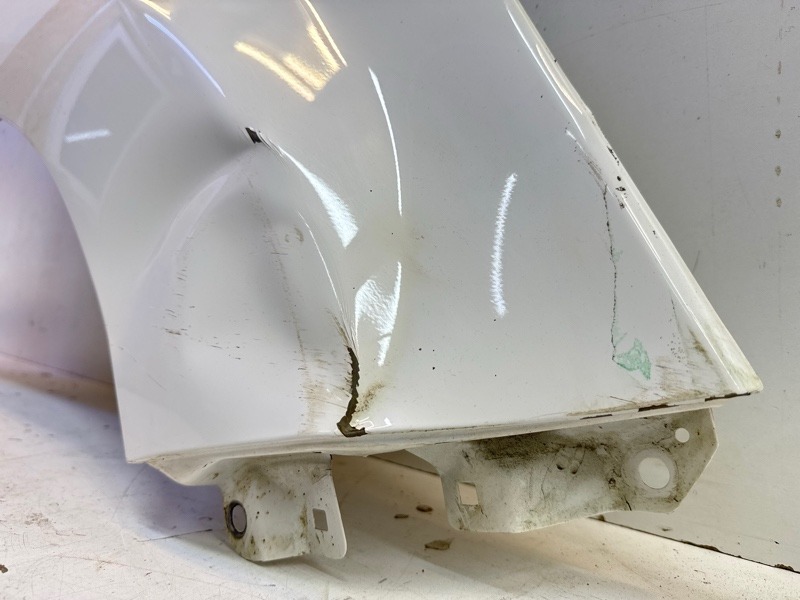 Крыло переднее правое