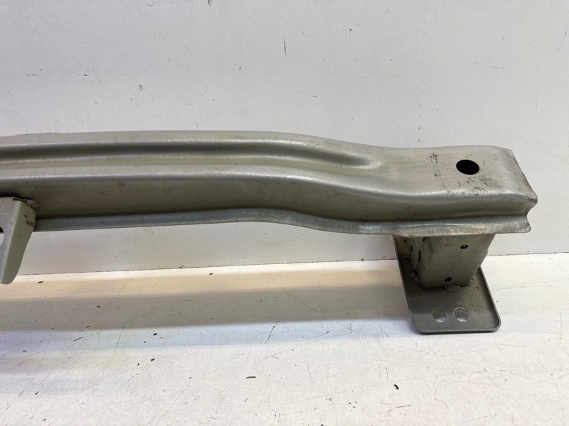 Усилитель переднего бампера