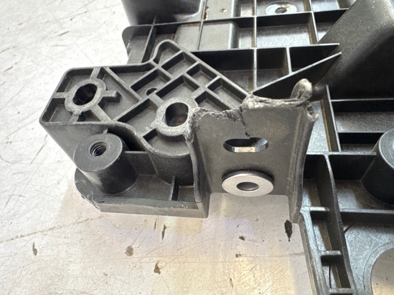 Площадка под аккумулятор (АКБ)