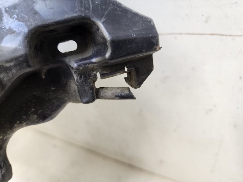 Кронштейн переднего бампера правый