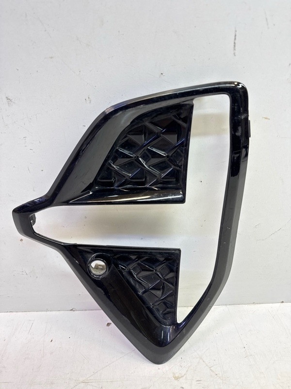 Рамка противотуманной фары левой