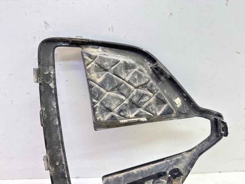 Рамка противотуманной фары левой