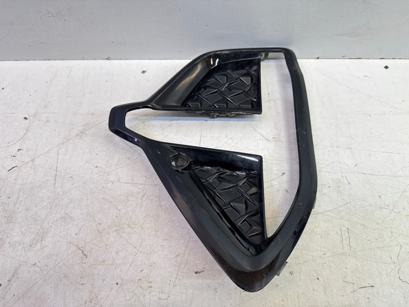 Рамка противотуманной фары левой