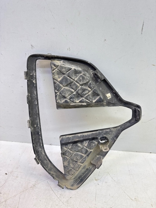 Рамка противотуманной фары левой