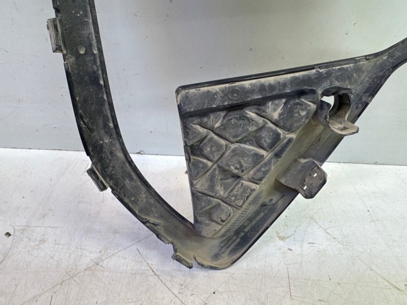 Рамка противотуманной фары левой