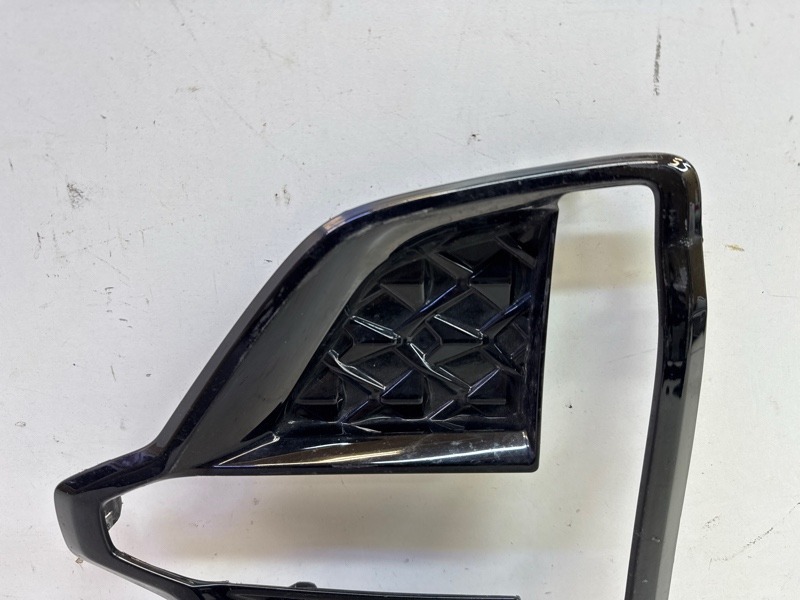 Рамка противотуманной фары левой