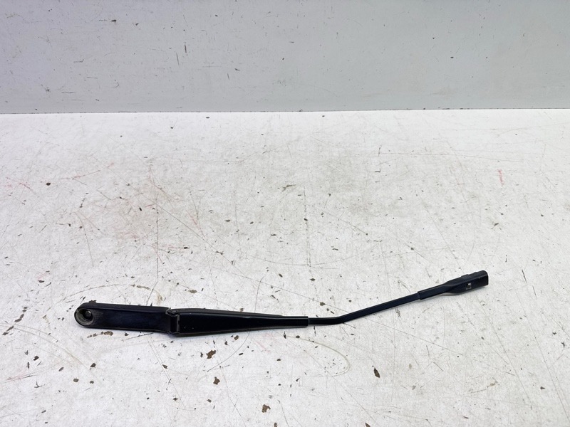 Поводок стеклоочистителя передний левый