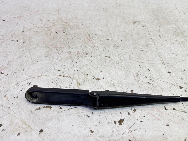 Поводок стеклоочистителя передний левый