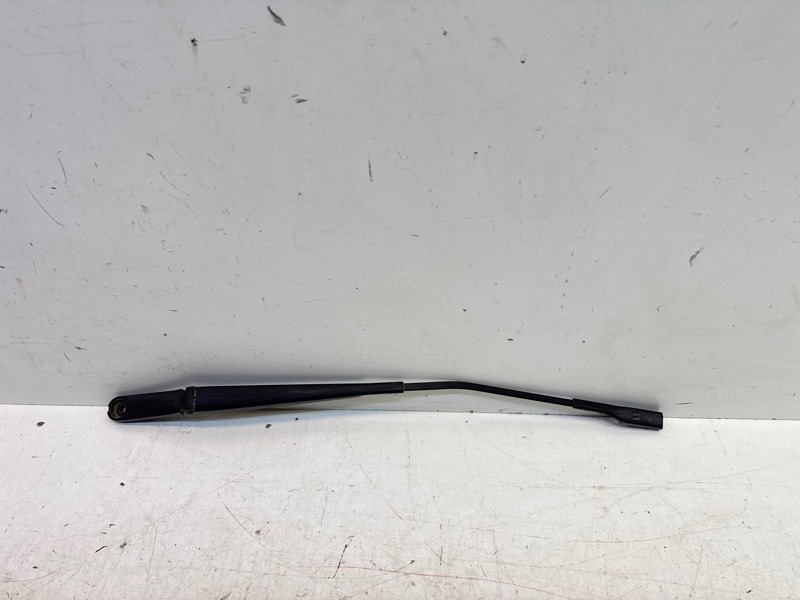 Поводок стеклоочистителя передний правый