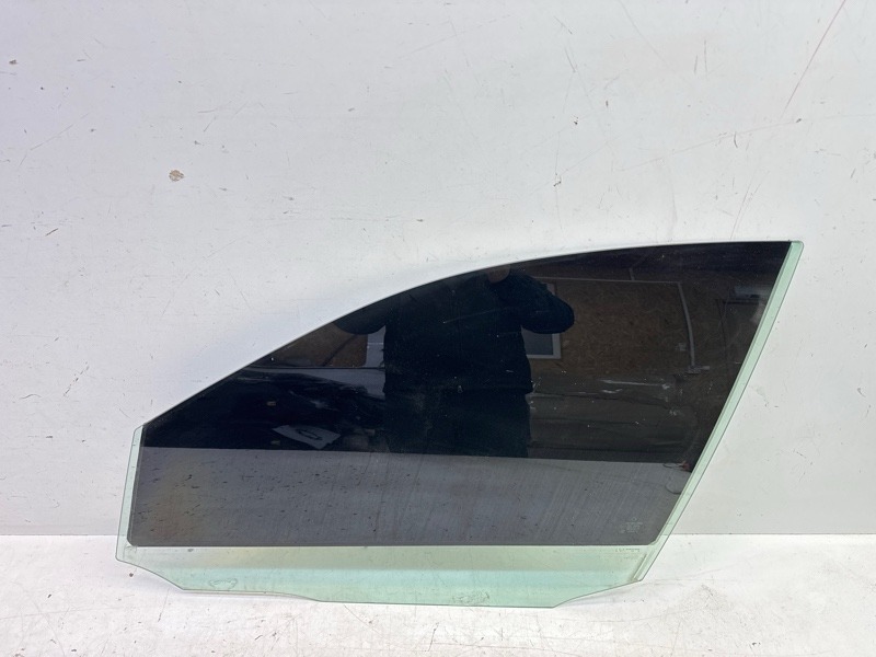 Стекло двери передней левой