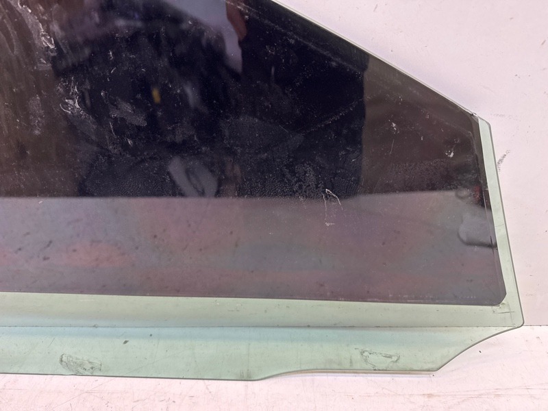 Стекло двери передней левой