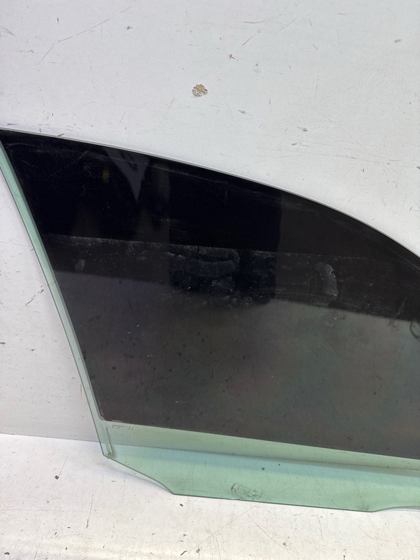 Стекло двери передней левой