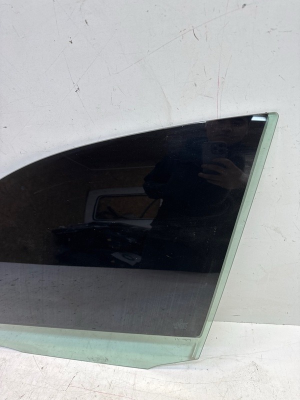 Стекло двери передней левой