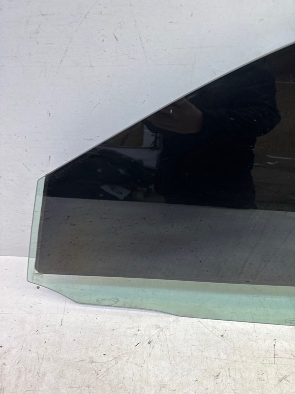 Стекло двери передней левой