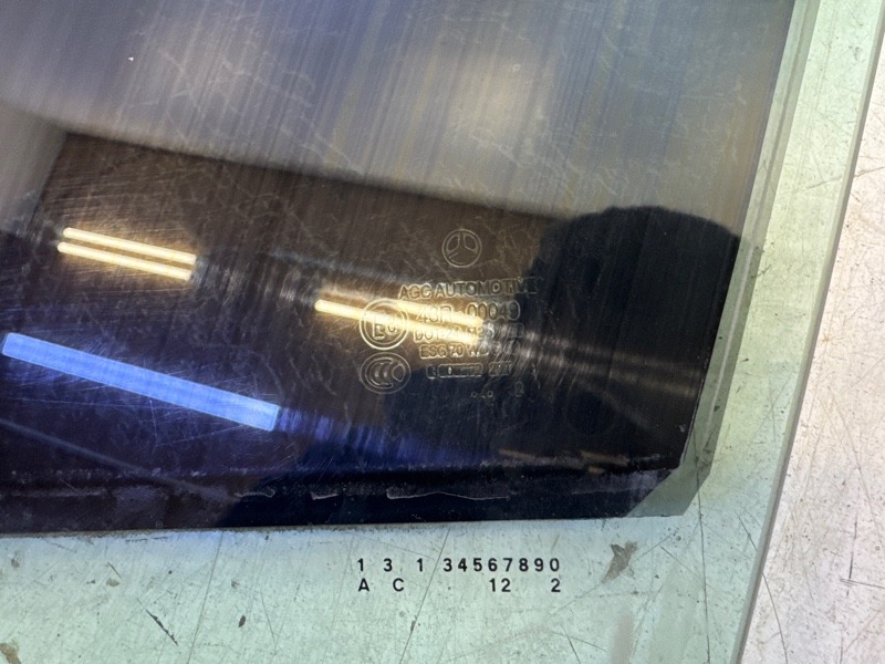 Стекло двери передней левой