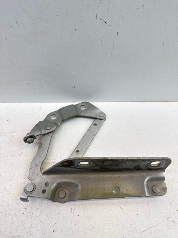 Петля капота левая