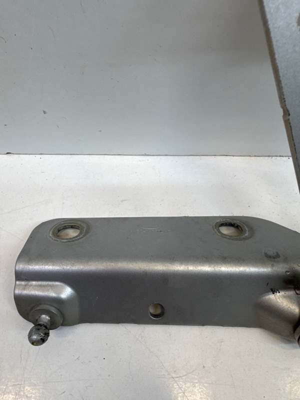 Петля капота левая