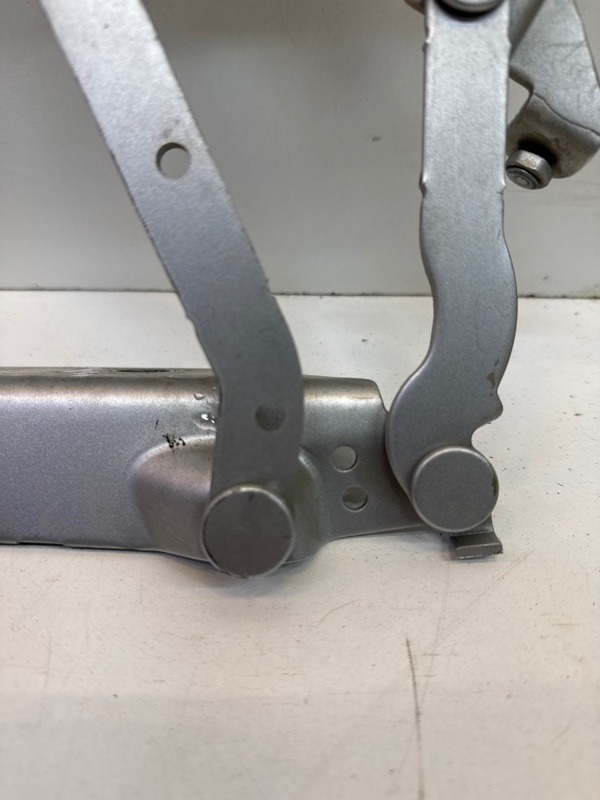 Петля капота левая