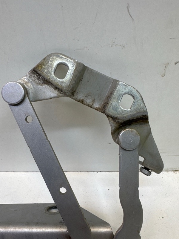 Петля капота левая