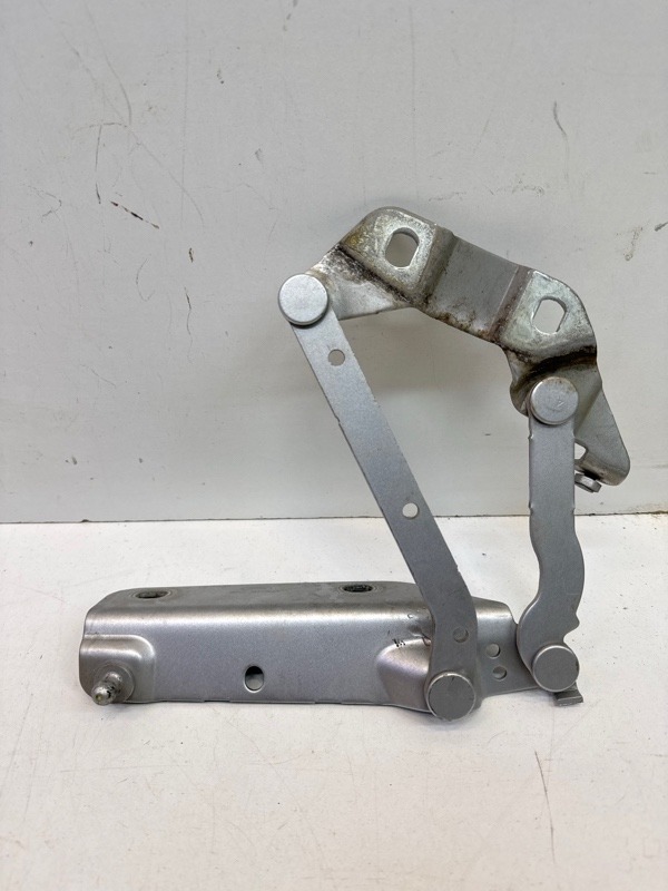 Петля капота левая