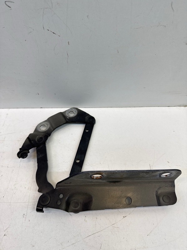 Петля капота левая