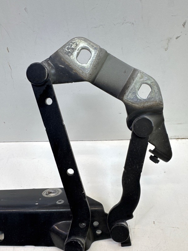 Петля капота левая