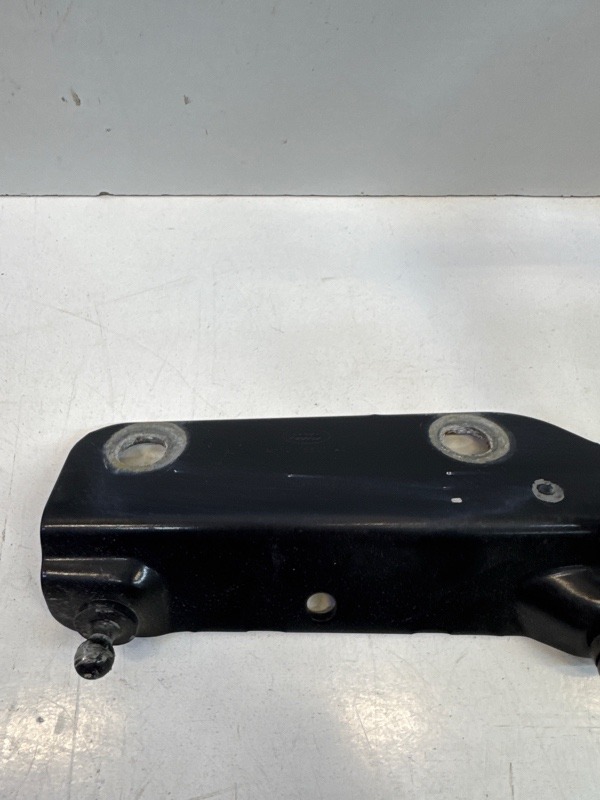 Петля капота левая