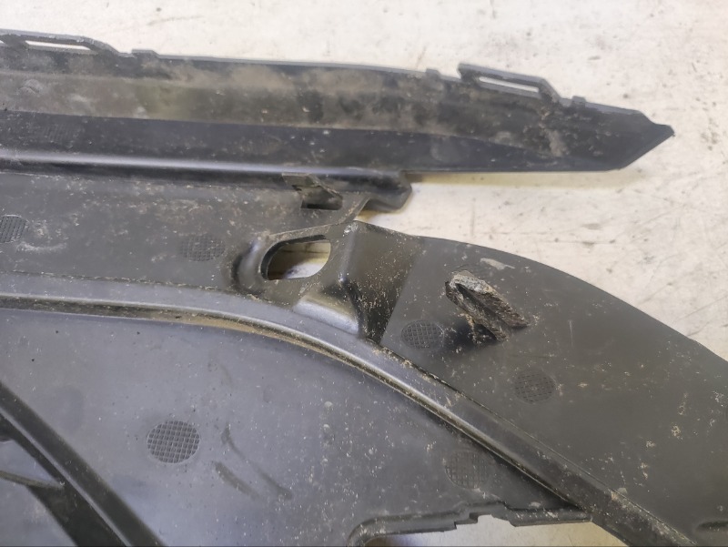 Заглушка бампера правая